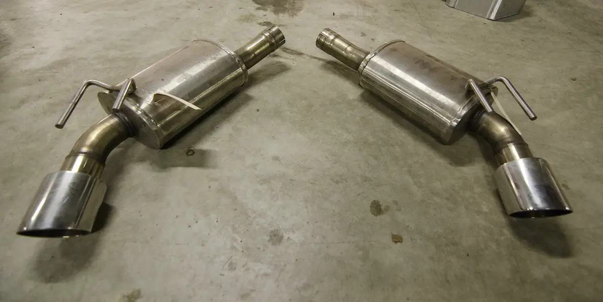 Used -  Camaro V8 2010-Up Axleback Muffler With Polished S/S Tips 1