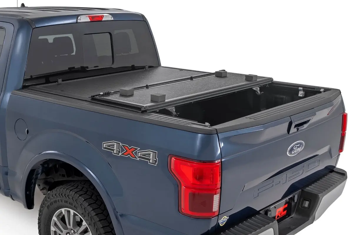 Hard Low Profile Bed Cover | 5'7" Bed | Ford F-150 2Wd/4Wd | 2015-2020 | Rough Country | 47220550B 1